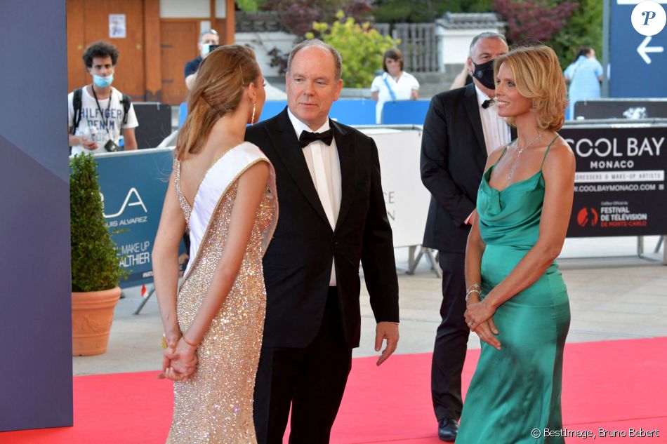 Amandine Petit (Miss France 2021), le prince Albert II de Monaco et Sylvie Tellier lors du photocall de la cérémonie des Nymphes d'Or du 60ème festival de télévision de Monte Carlo au Grimaldi Forum à Monaco le 22 juin 2021. © Bruno Bebert / Bestimage