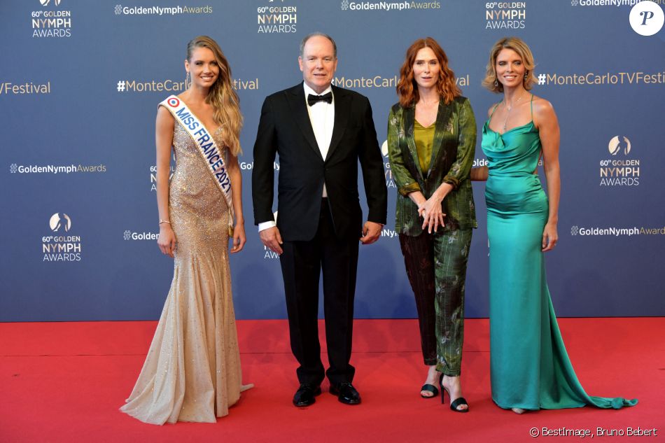 Amandine Petit (Miss France 2021), le prince Albert II de Monaco, Audrey Fleurot et Sylvie Tellier lors du photocall de la cérémonie des Nymphes d'Or du 60ème festival de télévision de Monte Carlo au Grimaldi Forum à Monaco le 22 juin 2021. © Bruno Bebert / Bestimage