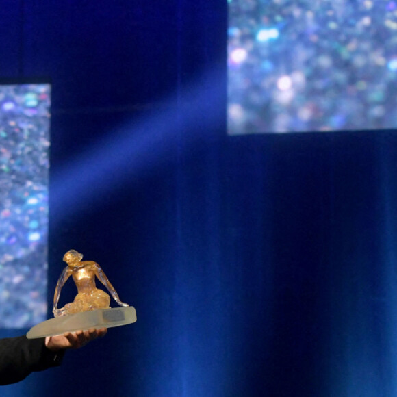 Tchéky Karyo, qui a reçu une Nymphe de Cristal, pour l'ensemble de sa carrière, et le prince Albert II de Monaco durant la cérémonie des Nymphes d'Or du 60eme Festival de Télévision de Monte-Carlo dans la salle des Princes du Grimaldi Forum à Monaco, le 22 juin 2021. Cette année, un bon nombre de récompensés ne pouvant être présents à cause des restrictions sanitaires appliquées pour les déplacements à l'étranger, seront sur scène en mode "hologramme". © Bruno Bebert / Bestimage