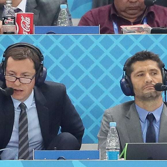 Les commentateurs Bixente Lizarazu et Grégoire Margotton lors de la 8ème de finale du match de coupe du monde opposant l'Angleterre à la Colombie au stade Spartak à Moscow, Russie, le 3 juillet 2018. © Cyril Moreau/Bestimage