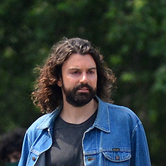 Exclusif - Elizabeth Olsen et son mari Robbie Arnett dans les rues de New York City. Le 14 juin 2021.