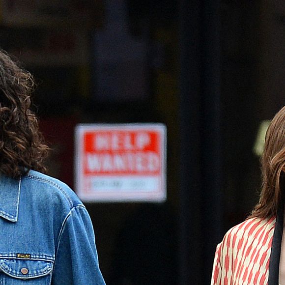 Exclusif - Elizabeth Olsen et son mari Robbie Arnett dans les rues de New York City. Le 14 juin 2021.