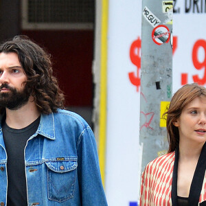 Exclusif - Elizabeth Olsen et son mari Robbie Arnett dans les rues de New York City. Le 14 juin 2021.