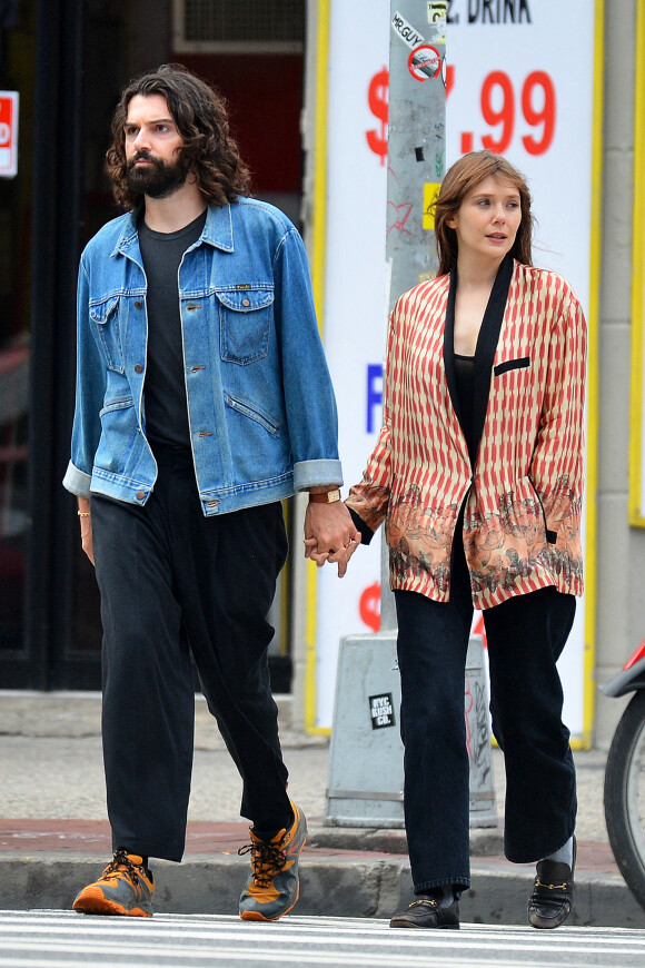 Exclusif - Elizabeth Olsen et son mari Robbie Arnett dans les rues de New York City. Le 14 juin 2021.