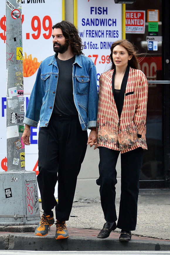 Exclusif - Elizabeth Olsen et son mari Robbie Arnett dans les rues de New York City. Le 14 juin 2021.