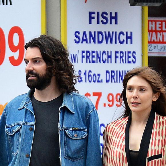 Exclusif - Elizabeth Olsen et son mari Robbie Arnett dans les rues de New York City. Le 14 juin 2021.