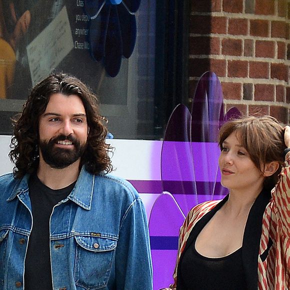 Exclusif - Elizabeth Olsen et son mari Robbie Arnett dans les rues de New York City. Le 14 juin 2021.