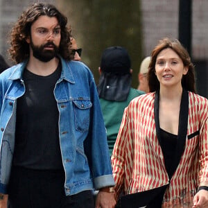 Exclusif - Elizabeth Olsen et son mari Robbie Arnett dans les rues de New York City.