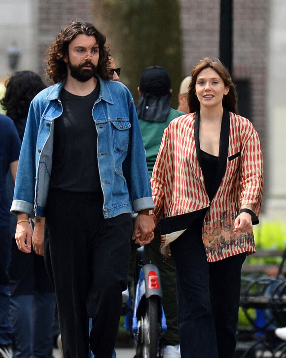 Exclusif - Elizabeth Olsen et son mari Robbie Arnett dans les rues de New York City.