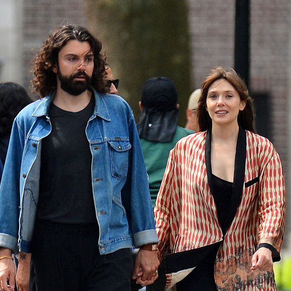 Exclusif - Elizabeth Olsen et son mari Robbie Arnett dans les rues de New York City.