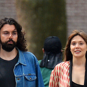 Exclusif - Elizabeth Olsen et son mari Robbie Arnett dans les rues de New York City. Le 14 juin 2021.