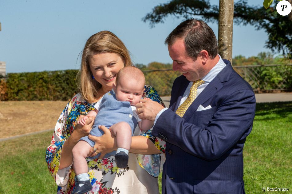 Plantation d'un arbre en l'honneur de la naissance de son Altesse Royale le Prince Charles de Luxembourg, en présence de ses parents, le Prince Guillaume et la Princesse Stéphanie, du Premier Ministre Xavier Bettel, du Vice-Premier Ministre Dan Kersch, et de la Bourgmestre de la ville de Luxembourg, Lydie Polfer. Le prince Charles de Luxembourg, né le 10 mai 2020, a été baptisé le 19 septembre 2020 à l'abbaye de Clervaux. Luxembourg.