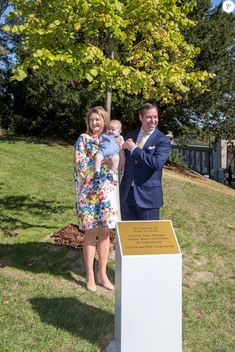 Plantation d'un arbre en l'honneur de la naissance de son Altesse Royale le Prince Charles de Luxembourg, en présence de ses parents, le Prince Guillaume et la Princesse Stéphanie, du Premier Ministre Xavier Bettel, du Vice-Premier Ministre Dan Kersch, et de la Bourgmestre de la ville de Luxembourg, Lydie Polfer. Le prince Charles de Luxembourg, né le 10 mai 2020, a été baptisé le 19 septembre 2020 à l'abbaye de Clervaux. Luxembourg.