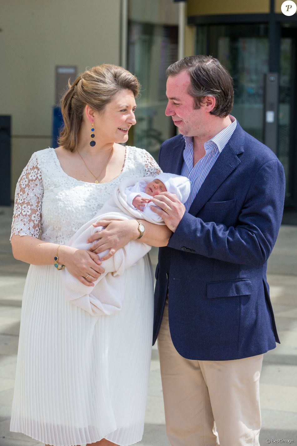 Guillaume de Luxembourg et sa femme Stephanie à la sortie de la maternité Grande Duchesse Charlotte avec leur nouveau-né, le prince Charles le 13 mai 2020.