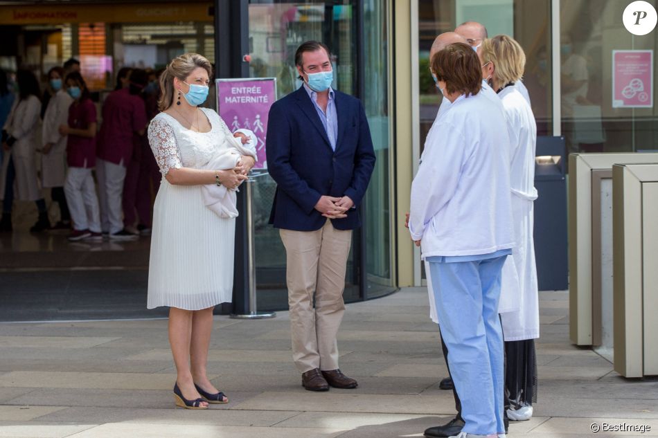 Guillaume et Stephanie de Luxembourg présentent leur fils Charles à la sortie de la Maternité Grande Duchesse Charlotte le 13 mai 2020.