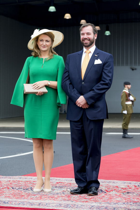 Le prince Guillaume de Luxembourg et la comtesse Stéphanie de Lannoy à l'aéroport de Luxembourg attendent l'arrivée du couple royal des Pays-Bas. Le 23 mai 2018