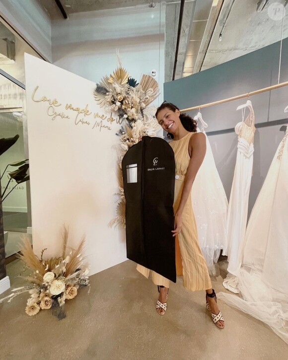 Chloé Mortaud avec sa robe de mariée, le 5 juin 2021