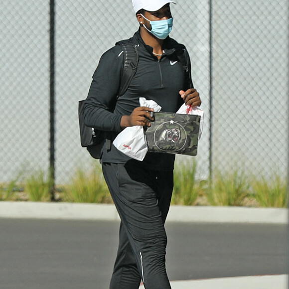 Exclusif - Tristan Thompson, qui apparaît en public pour la première fois depuis le confinement, s'apprête à embarquer à bord d'un jet privé à Los Angeles, le 22 juin 2020. Le basketteur de l'équipe des Cavaliers de Cleveland portait un masque de protection contre le coronavirus (Covid-19). Pendant toute la durée du confinement, Tristan Thompson, 29 ans, était avec son ex-compagne, Khloé Kardashian, qui fêtera ses 36 ans le 27 juin 2020, afin de profiter pleinement ensemble de leur fille, True, 2 ans.