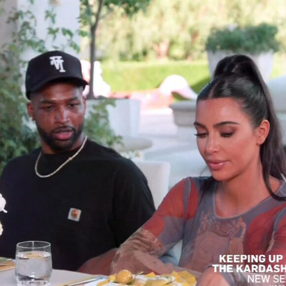 Kim Kardashian laisse sa soeur "mal à l'aise" alors qu'elle se rapproche de l'ex de Khloe et père de son enfant Tristan Thompson lors de la première de la saison de Keeping Up With The Kardashians.