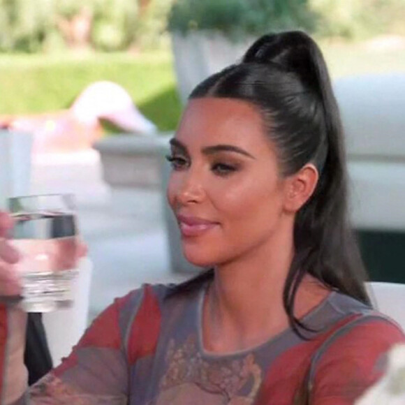 Kim Kardashian laisse sa soeur "mal à l'aise" alors qu'elle se rapproche de l'ex de Khloe et père de son enfant Tristan Thompson lors de la première de la saison de Keeping Up With The Kardashians.