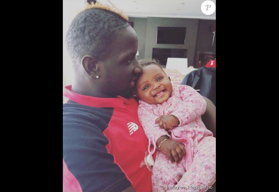 Majda Sakho, l'épouse du footballeur Mamadou Sakho, a publié dans sa story Instagram du 23 juin 2021 plusieurs photos de son mari et leurs trois enfants, Aida, Sienna et Tidiane.