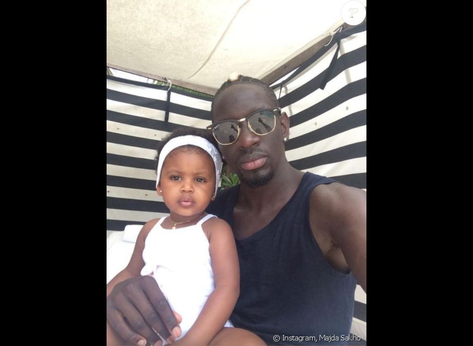 Majda Sakho, l'épouse du footballeur Mamadou Sakho, a publié dans sa story Instagram du 23 juin 2021 plusieurs photos de son mari et leurs trois enfants, Aida, Sienna et Tidiane.