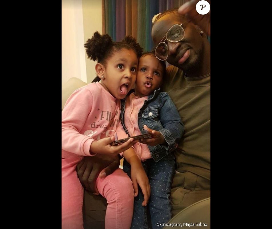 Majda Sakho, l'épouse du footballeur Mamadou Sakho, a publié dans sa story Instagram du 23 juin 2021 plusieurs photos de son mari et leurs trois enfants, Aida, Sienna et Tidiane.
