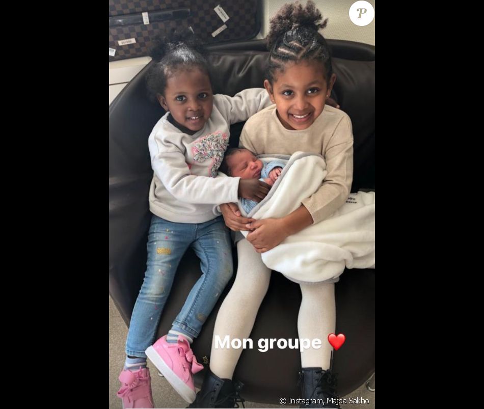 Majda Sakho, l'épouse du footballeur Mamadou Sakho, a publié dans sa story Instagram du 23 juin 2021 plusieurs photos de son mari et leurs trois enfants, Aida, Sienna et Tidiane.