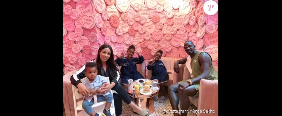 Majda Sakho, l'épouse du footballeur Mamadou Sakho, a publié dans sa story Instagram du 23 juin 2021 plusieurs photos de son mari et leurs trois enfants, Aida, Sienna et Tidiane.