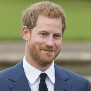 Le Prince Harry et Meghan Markle posent à Kensington palace après l'annonce de leur mariage au printemps 2018 à Londres le 27 novembre 2017.