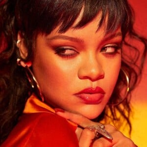 Rihanna pose pour la nouvelle campagne de sa marque Fenty Beauty 