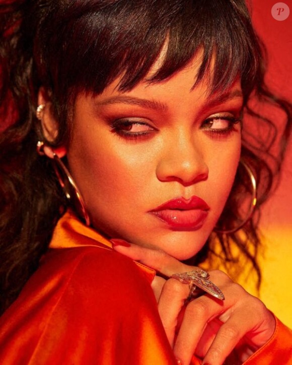 Rihanna pose pour la nouvelle campagne de sa marque Fenty Beauty 