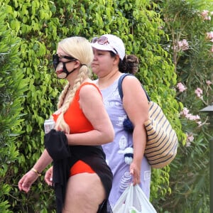 Exclusif - Tori Spelling passe des vacances en famille à Palm Springs le 10 avril 2021.