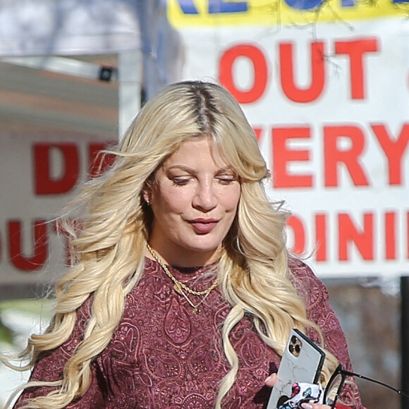 Exclusif - Tori Spelling emmène ses cinq enfants chez le coiffeur à Los Angeles, le 10 février 2021.