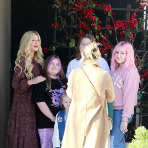 Exclusif - Tori Spelling emmène ses cinq enfants chez le coiffeur à Los Angeles, le 10 février 2021.