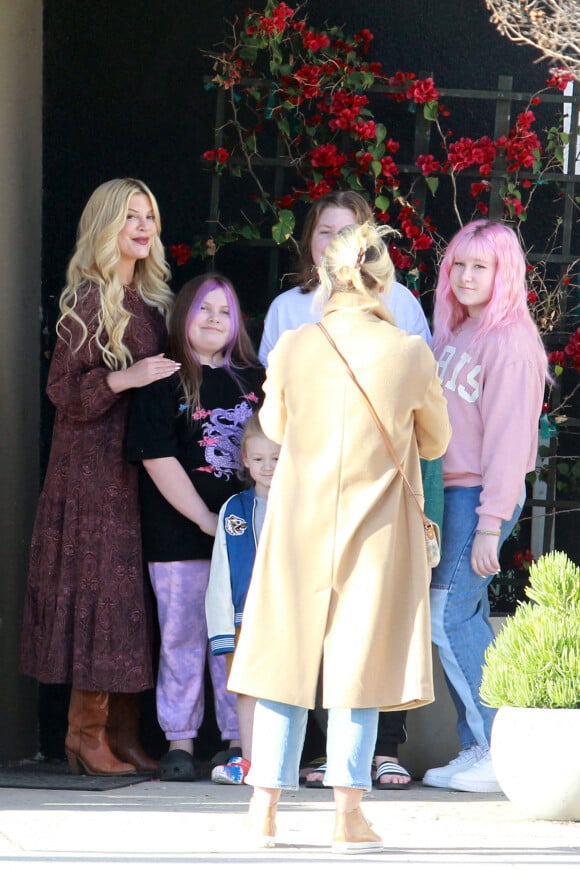 Exclusif - Tori Spelling emmène ses cinq enfants chez le coiffeur à Los Angeles, le 10 février 2021.