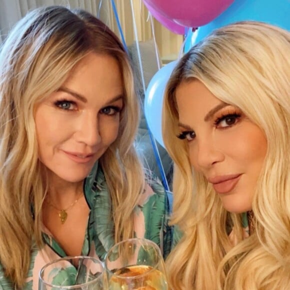 Tori Spelling et Jennie Garth sur Instagram. Le 29 avril 2021.