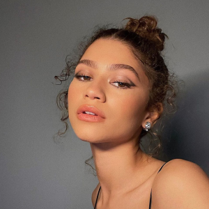 Zendaya, apprêtée pour les Critics Choice Awards en mars 2021.