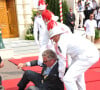 Le prince Laurent de Belgique chute à son arrivée au mariage d'Albert II de Monaco et Charlene Wittstock le 2 juillet 2011 à Monaco.