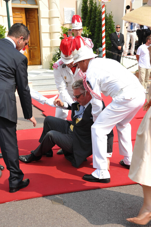 Le prince Laurent de Belgique chute à son arrivée au mariage d'Albert II de Monaco et Charlene Wittstock le 2 juillet 2011 à Monaco.