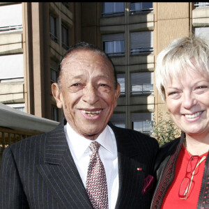 HENRI SALVADOR ET SA FEMME CATHERINE SALVADOR POUR LE LANCEMENT DE L' OPERATION "+ DE VIE 2005" (CAMPAGNE NATIONALE DE SOLIDARITE EN FAVEUR DES PERSONNES AGEES A L' HOPITAL) A L' HOPITAL UNIVERSITAIRE PAUL BROUSSE A VILLEJUIF