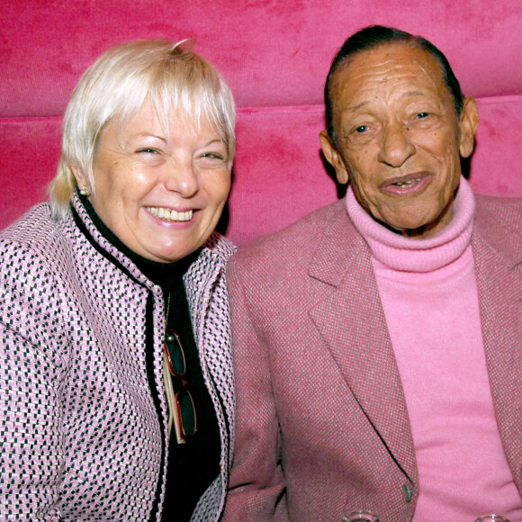 HENRI SALVADOR ET SA FEMME - LANCEMENT DE LA "POWER PLATE" A LA SUITE A PARIS EN PRESENCE DU DIRECTEUR GENERAL DE POWER PLATE EN 2005.