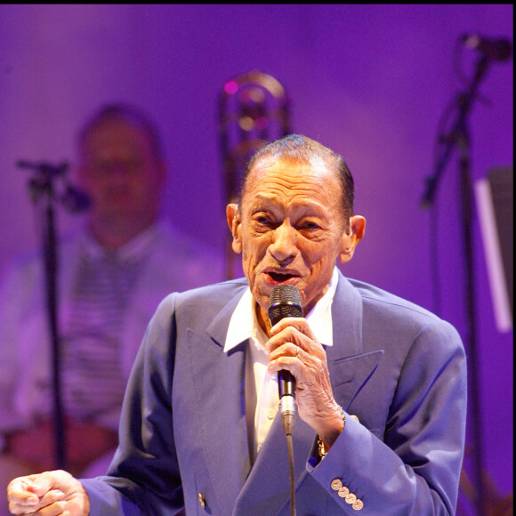 "HENRI SALVADOR TIRE SA REVERENCE" ET FAIT SES ADIEUX A LA SCENE LORS D'UN CONCERT AU PALAIS DES CONGRES DE PARIS "HENRI SALVADOR TIRE SA REVERENCE" 