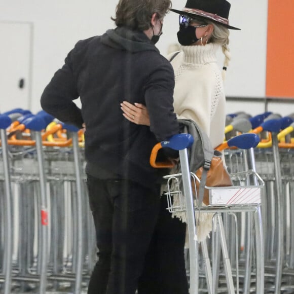 Exclusif - Laeticia Hallyday et son compagnon Jalil Lespert arrivent à l'aéroport de Roissy-Charles-de-Gaulle à Paris en provenance de Rome après un week-end en amoureux, le 2 novembre 2020.