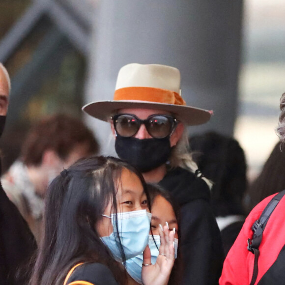 Exclusif - Laeticia Hallyday, ses filles Jade et Joy et son compagnon Jalil Lespert arrivent à Paris en provenance de Saint-Barthélemy, le 19 décembre 2020.