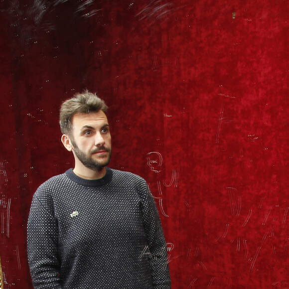 Exclusif - Laurent Ournac pose dans sa loge au Casino de Paris lors de la générale de la pièce "Le Gai Mariage" à Paris le 8 septembre 2015. 