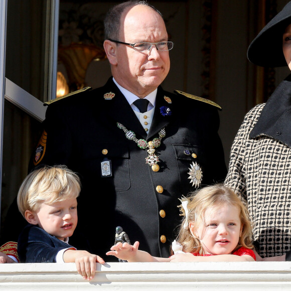 Le prince Albert II de Monaco, sa femme la princesse Charlene de Monaco et leurs enfants, la princesse Gabriella et le prince Jacques - La famille princière de Monaco au balcon du palais lors de la fête nationale monégasque, à Monaco le 19 novembre 2018. © Dominque Jacovides/Bestimage