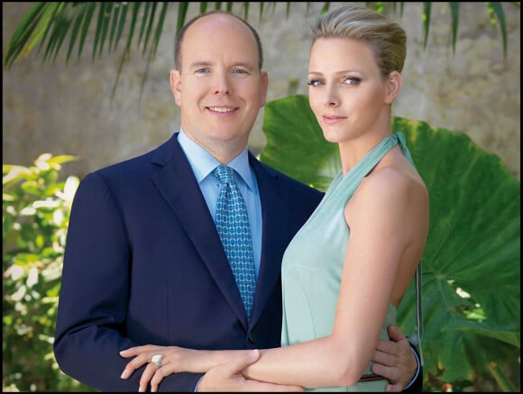 Le prince Albert de Monaco et Charlene Wittstock posent pour annoncer leurs fiançailles en 2010.
