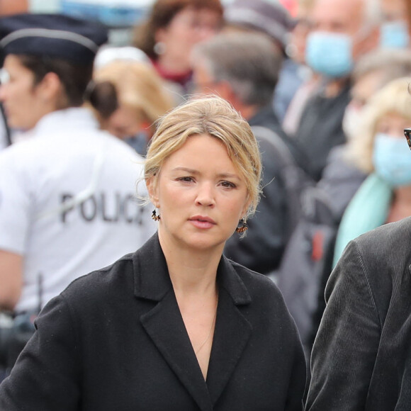 Virginie Efira et son compagnon Niels Schneider - Hommage à Guy Bedos en l'église de Saint-Germain-des-Prés à Paris, le 4 juin 2020.