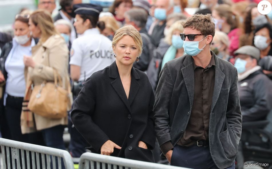 Virginie Efira et son compagnon Niels Schneider - Hommage à Guy Bedos en l'église de Saint-Germain-des-Prés à Paris, le 4 juin 2020.